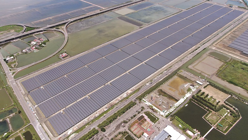 森崴能源利用台南七股廢棄的鹽灘地，建置台南七股77.52MW（百萬瓦）太陽光電發電廠暨 161KV 共同升壓站，佔地面積達60 公頃，使用超過22 萬片光電板，是森崴在南台灣建置最大規模的地面型太陽光電案場，每年創造1.1 億度綠電，是南科重要的綠電生力軍。 其年減碳排55,240 公噸，等同於種植460 萬棵樹，以佔地近26 公頃的大安森林公園每年碳吸 附量389 噸計算，約等同142 座大安森林公園一整年的碳吸附量。