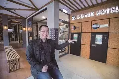 鵲絲旅店無人旅館》萌系機器手臂把房客攬牢牢