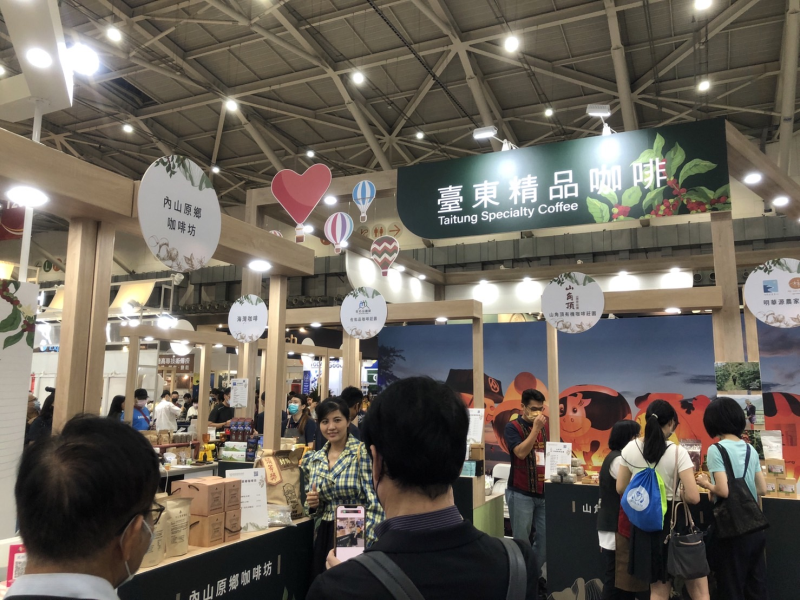 於南港展覽館辦理臺東精品咖啡展售活動，促進業者交流和臺東精品咖啡品牌印象