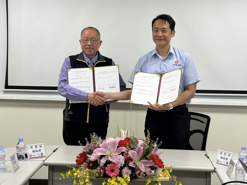 財團法人中國生產力中心總經理張寶誠(左)與大同鋁業總經理張哲碩(右)共同簽署「MES(製造執行系統)輔導建置計畫」,全面啟動智慧工廠升級工程。