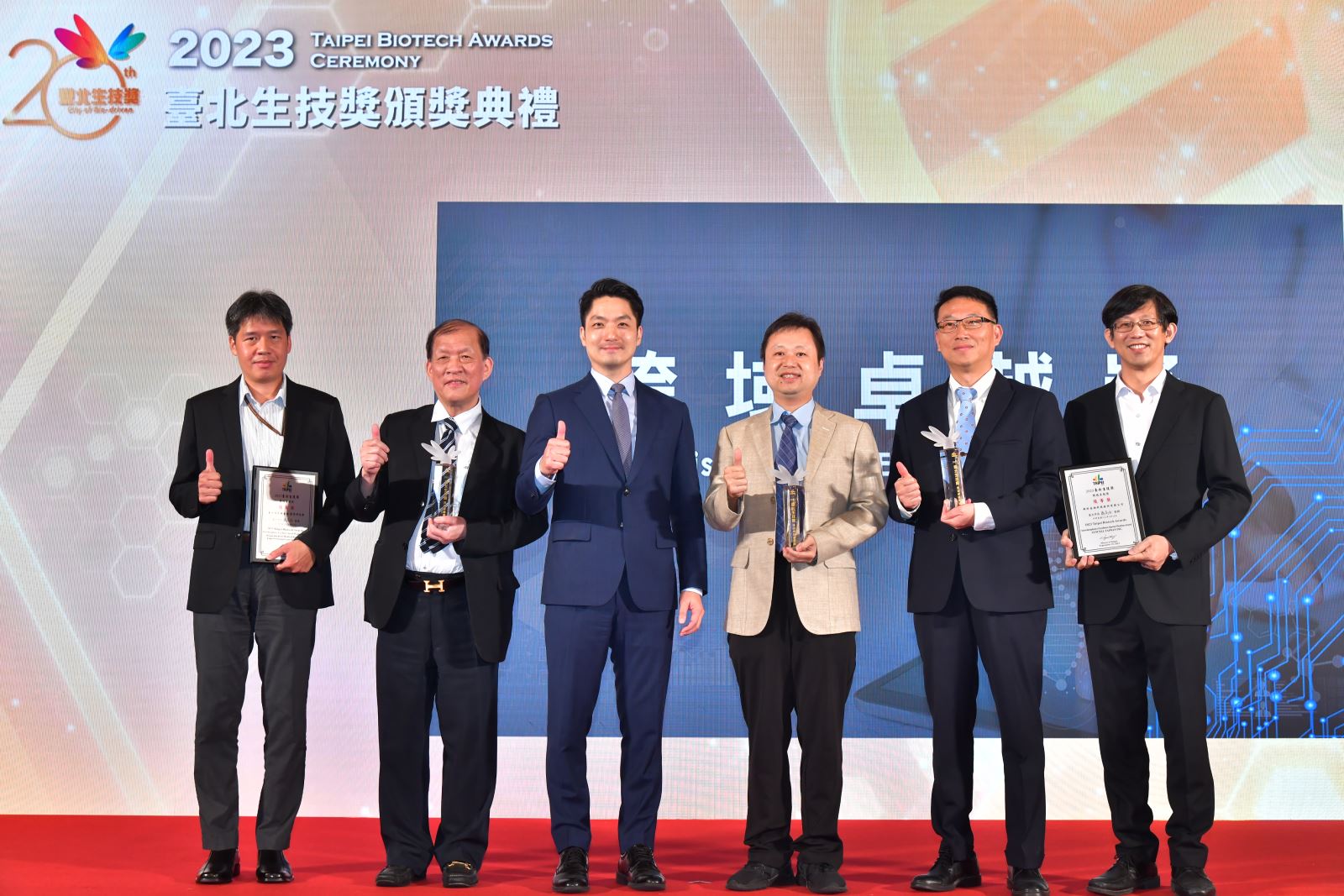 圖5.蔣市長與跨域卓越獎得獎者合影