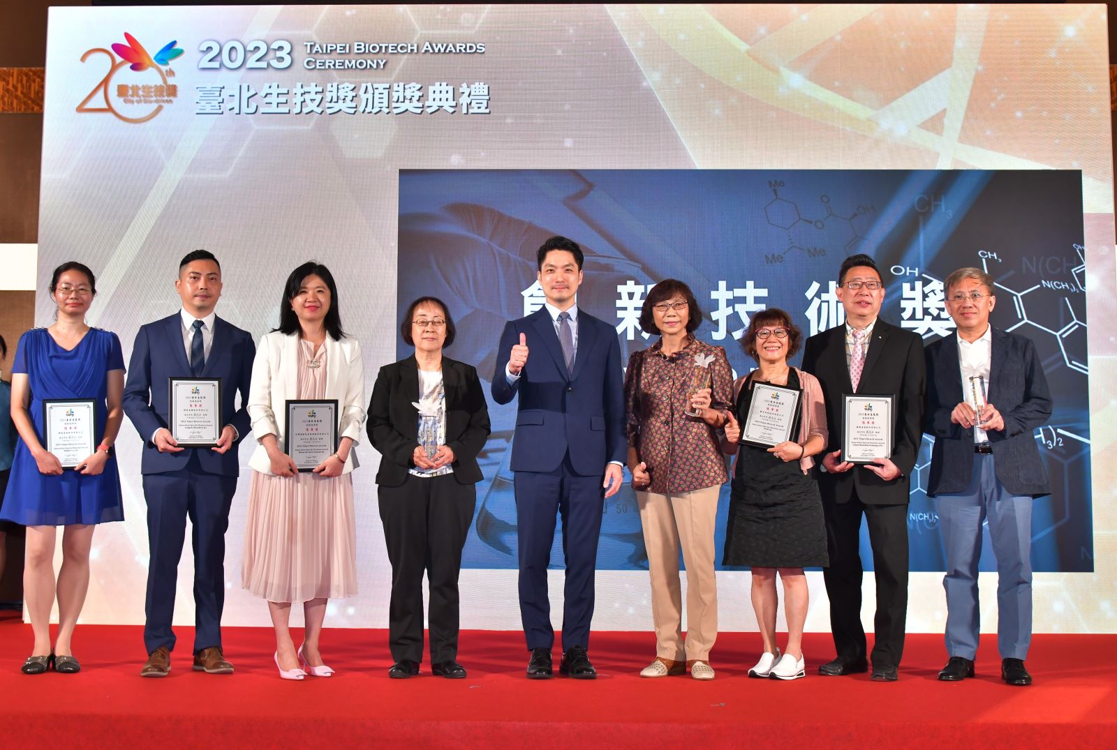 圖4.蔣市長與創新技術獎得獎者合影