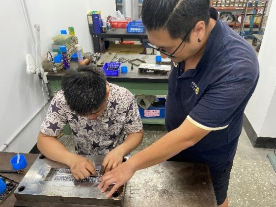 仰賴師徒制口述教學