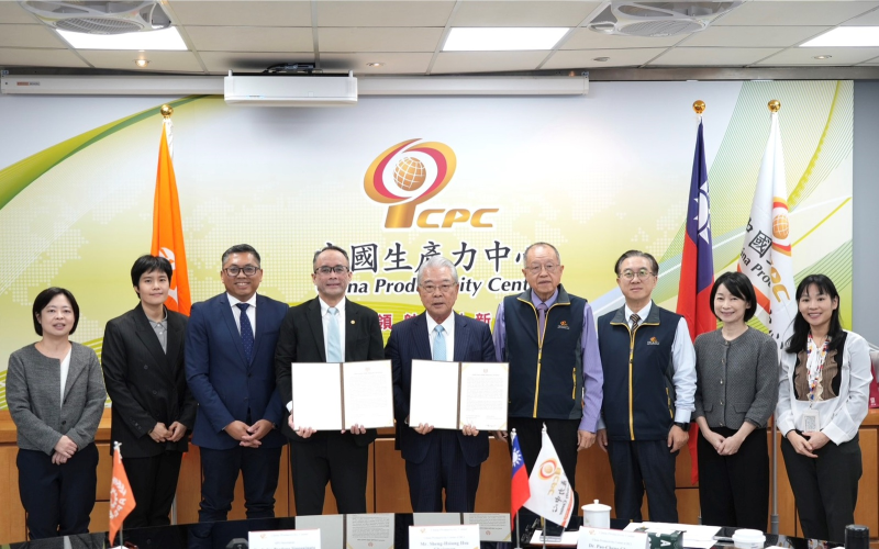 圖說：左三APO秘書處計畫部部長Md Zainuri Juri，左四APO秘書長Dr. Indra Pradana Singawinata，右五財團法人中國生產力中心許勝雄董事長兼APO中華民國理事、右四財團法人中國生產力中心張寶誠總經理